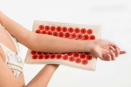 Аппликатор Кузнецова 17х28 см красный (менее острые иглы, магнитные вставки). фото в интернет магазине | zdorov.by