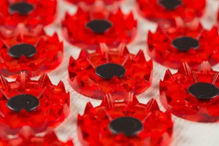 Аппликатор Кузнецова 17х28 см красный (менее острые иглы, магнитные вставки). фото в интернет магазине | zdorov.by