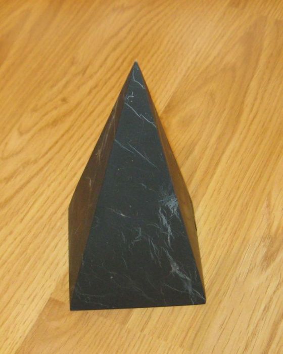 Пирамида высокая из шунгита 5 см, неполированная