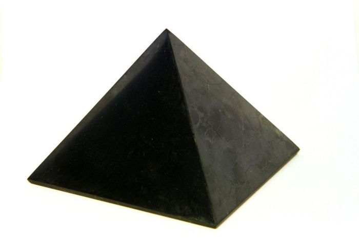 Шунгитовая пирамида полированная (длина грани основания 10 см)